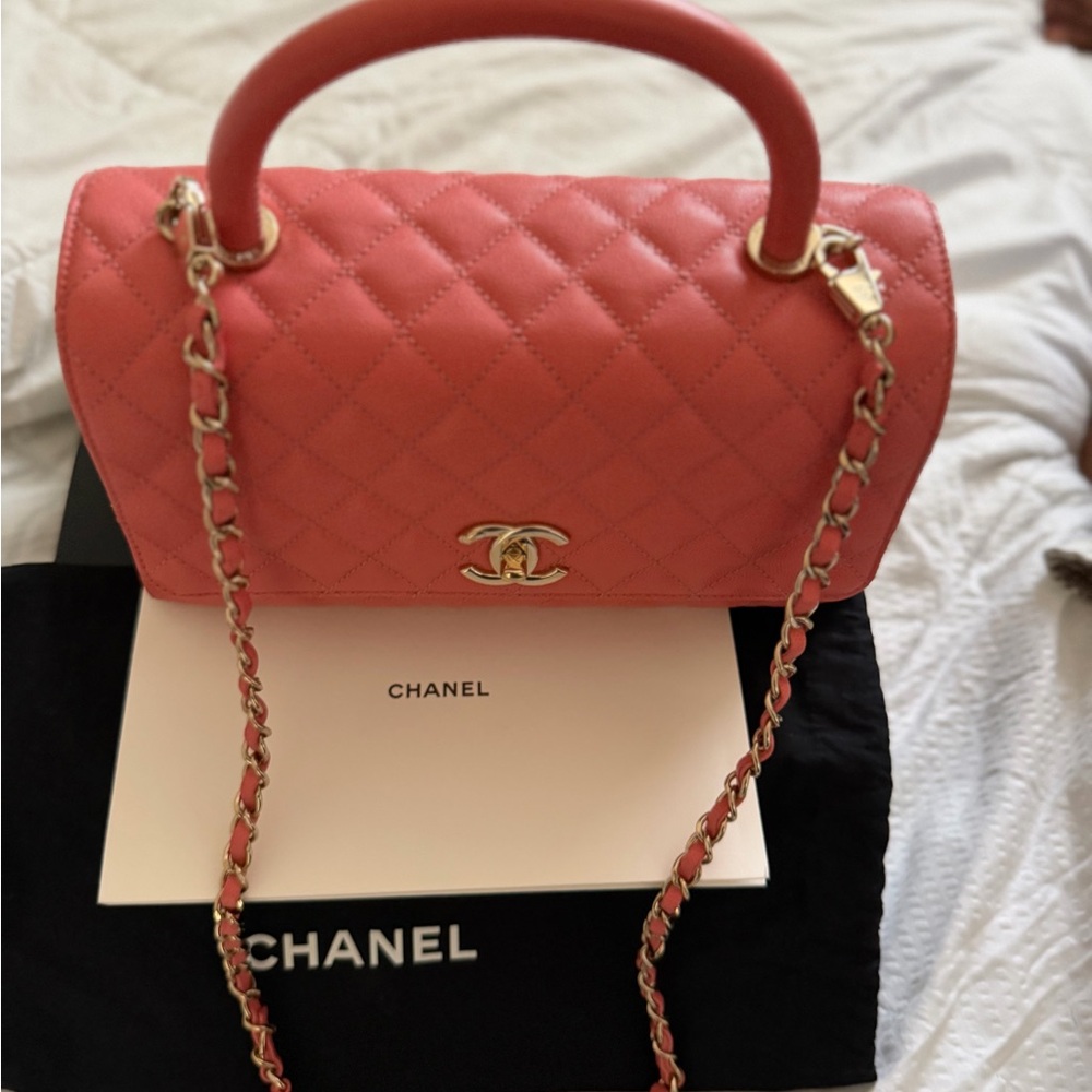 CHANEL Quilted Shoulder Bag in Coral Pink with Gold Hardware - Picture 5 of 8